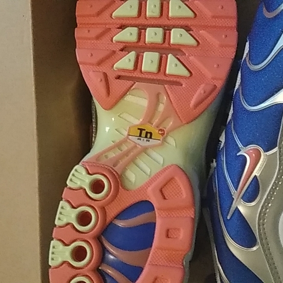 SHOES - Picture 2 of 3